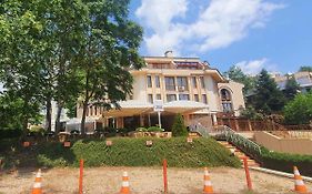 Класик Хотел - Безплатен частен паркинг Classic Hotel - Free privаte parking